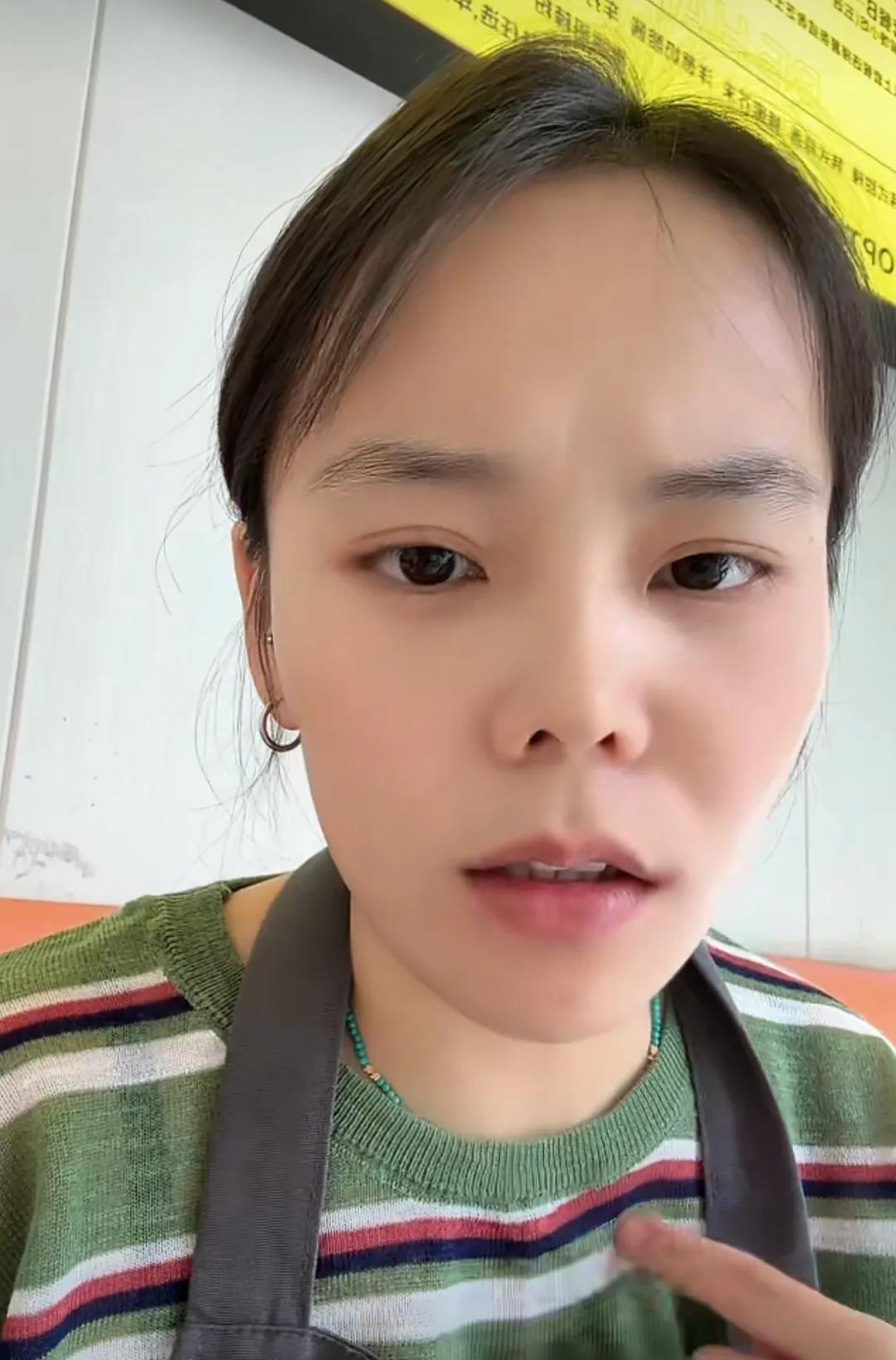 熊磊中午在炸鸡店，目测就她一个人，居然还开启了直播！小熊说这是加盟店，专门去广