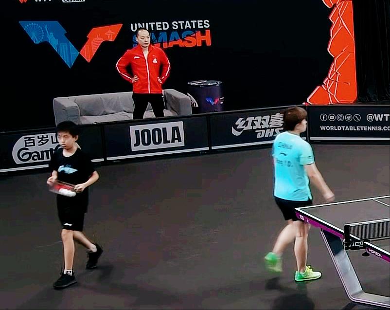 王艺迪3:0佩索茨卡后，大家发现任浩的表情变化了吗？他终于长舒一口气。大迪