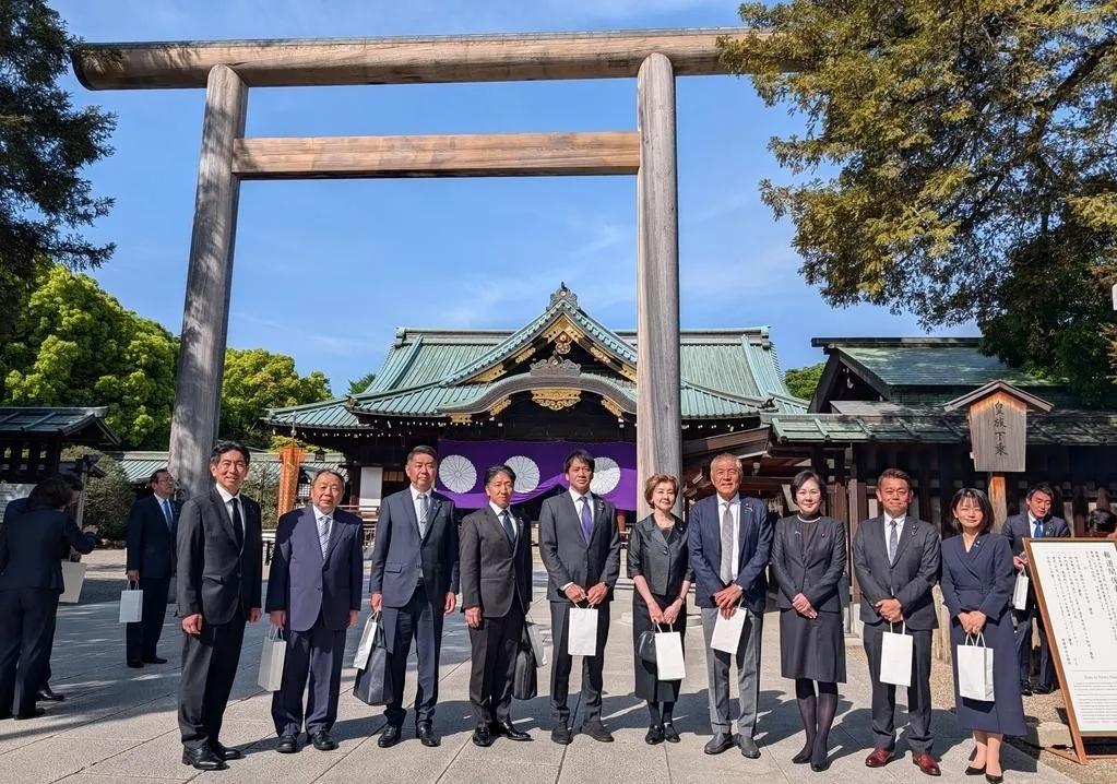 石平此次参拜靖国神社，是其数典忘祖、卖国求荣的又一铁证。作为出生于四川、毕业于北