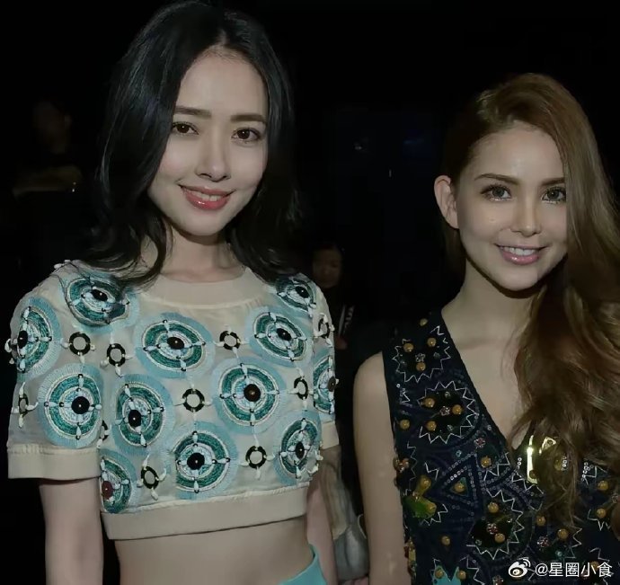 郭碧婷昆凌合照，郭碧婷真的是合照杀手，就连混血的昆凌在气质这方面都输给了她，难