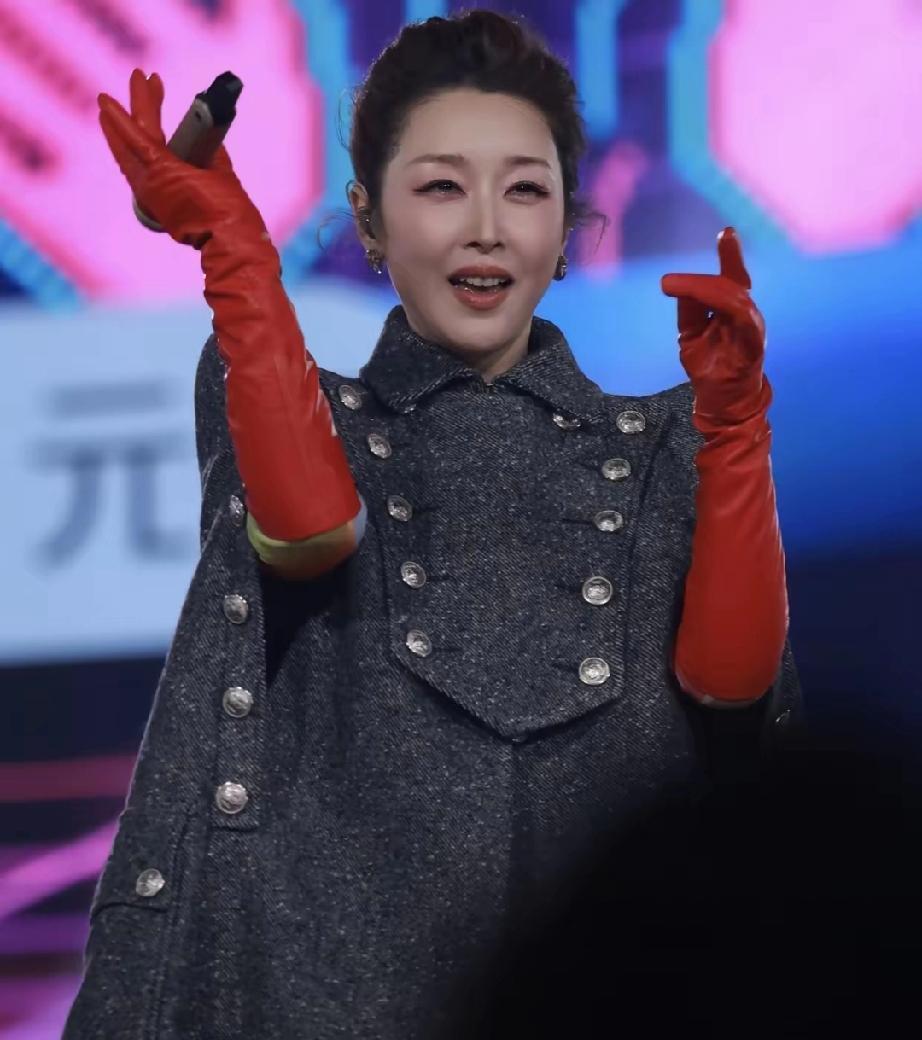 孙悦元宵晚会意外摔倒，从容救场圈粉无数，这才是实力派！湖南卫视元宵