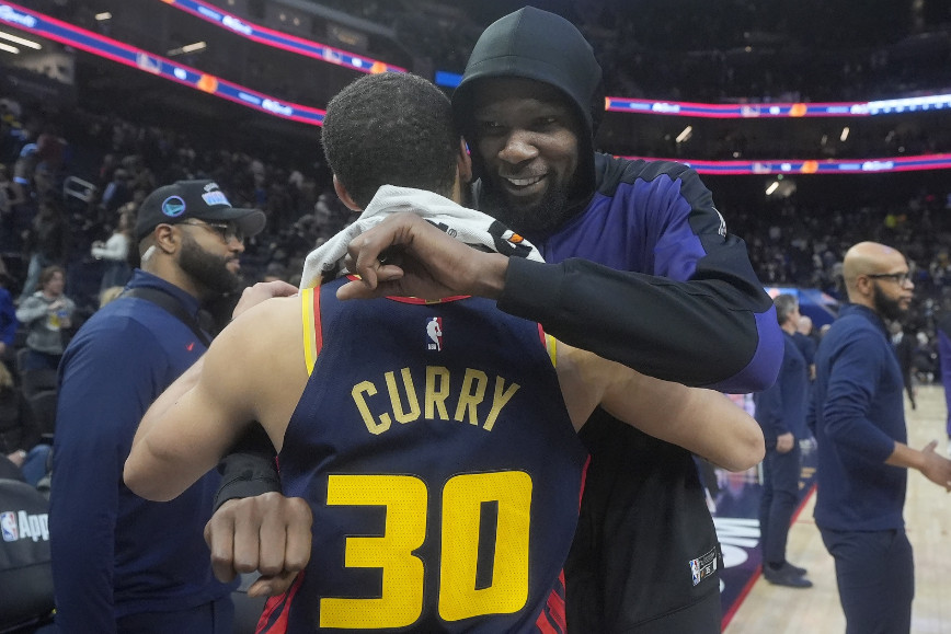 杜兰特在微博回复网友提问，有球迷问道：“说实话，你会想念库里吗？你想回勇士队吗？