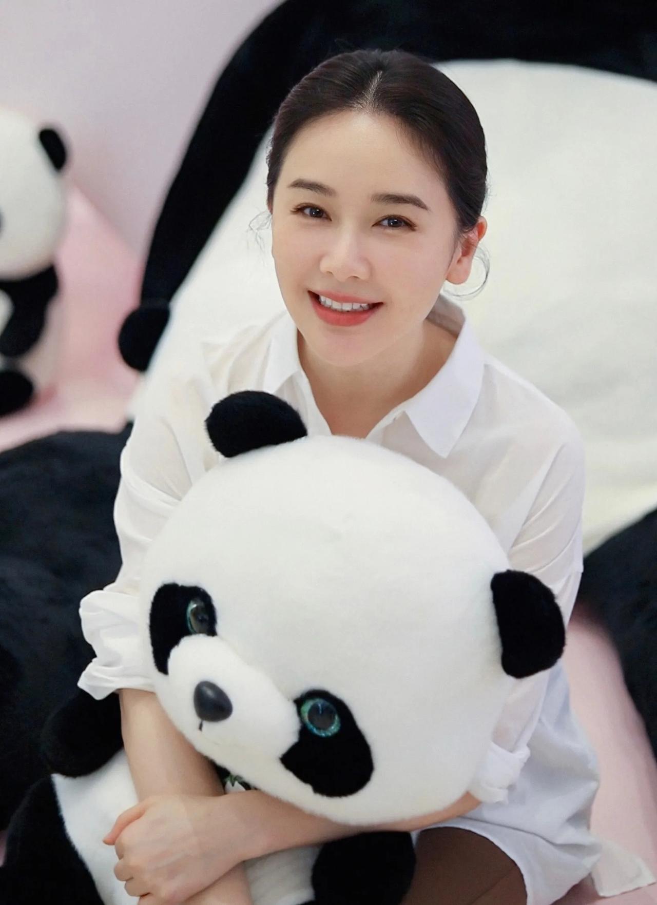 左小青40度高烧独躺东北片场，老公一句“走不开”让人感觉心酸左小青发烧到4
