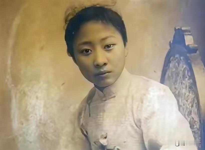 1925年，27岁露兰春伺候完57岁的黄金荣，便泛起恶心去洗手间干呕，擦完嘴巴，