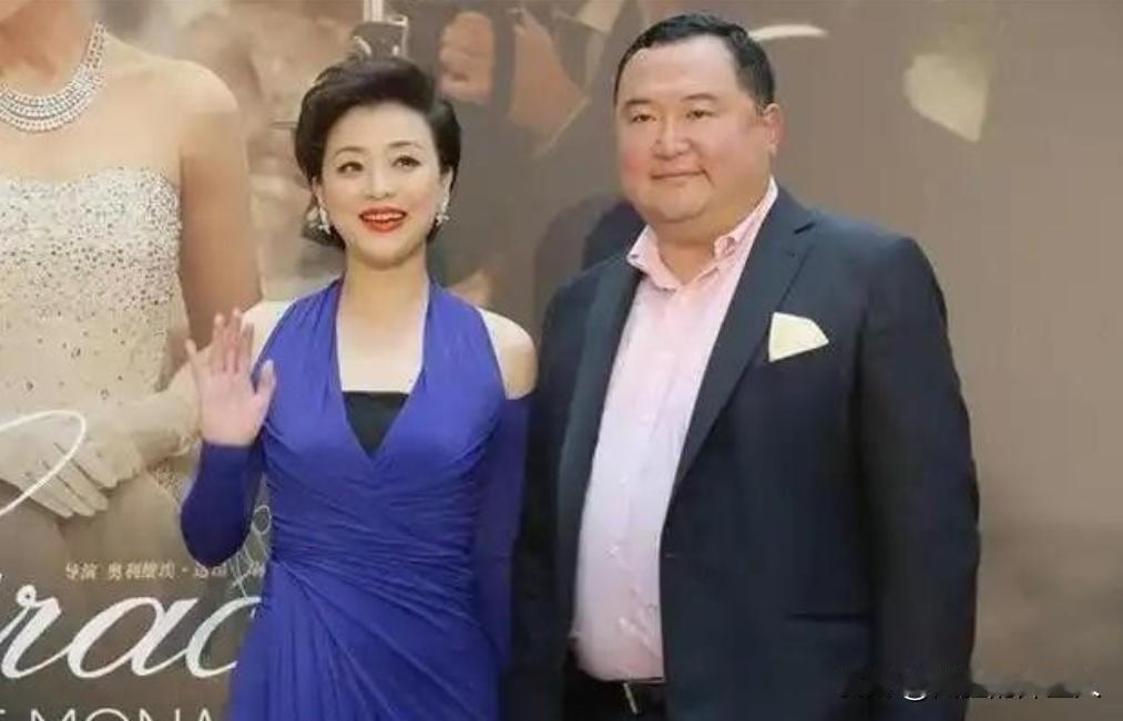 ]1994年，26岁的杨澜非要和银行上班的丈夫张一兵离婚，转身嫁给了体重200斤