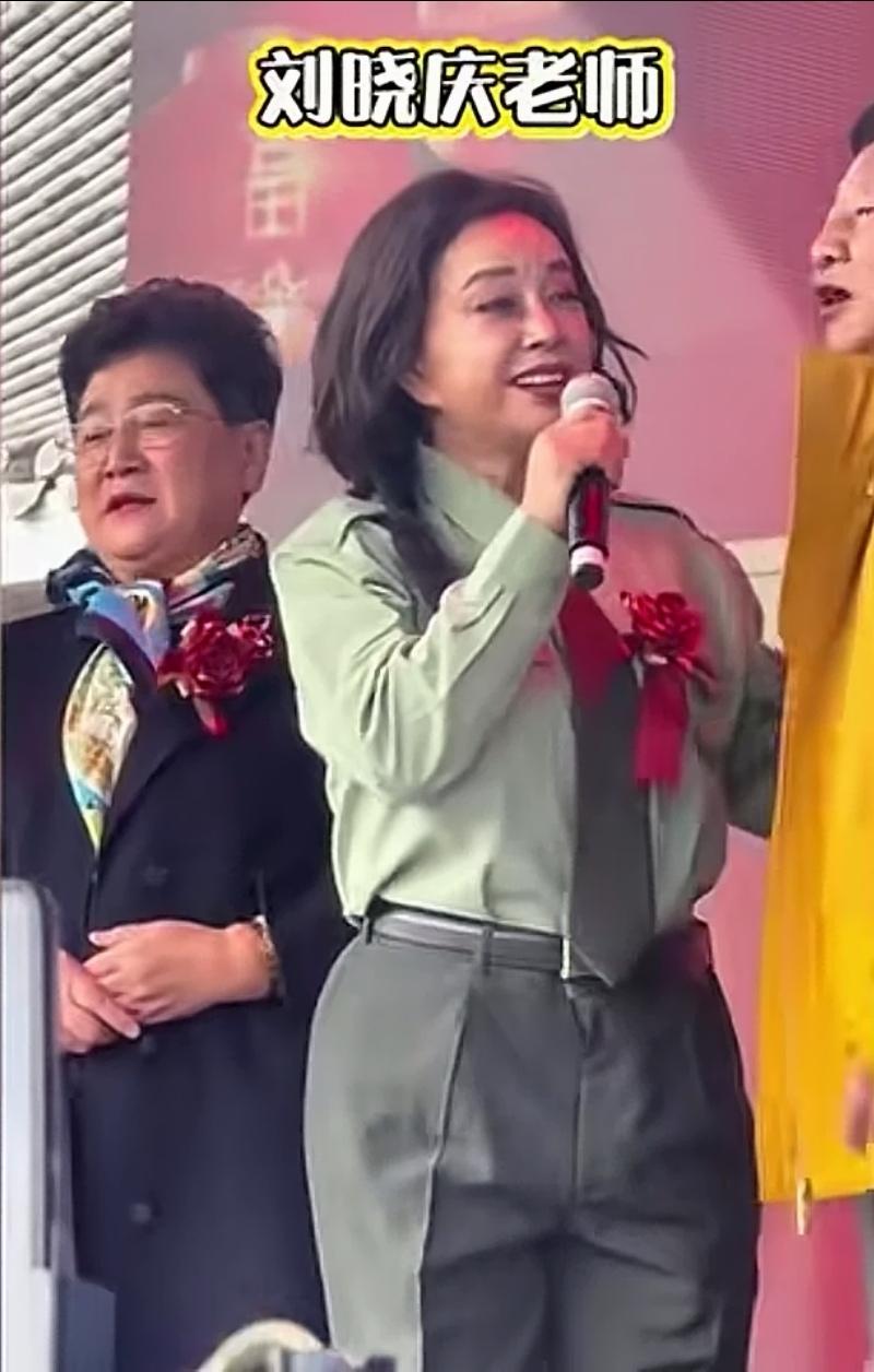 七十有余的刘晓庆，早已经没有了年轻时的风采。但她依然迈开略显磕绊的步伐，仰起已