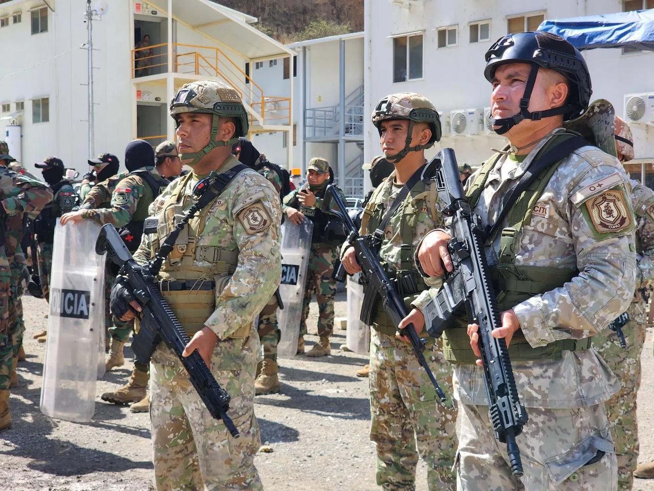 打击非法采矿行动中的秘鲁陆军士兵大部分装备有以色列IWIARAD77.6