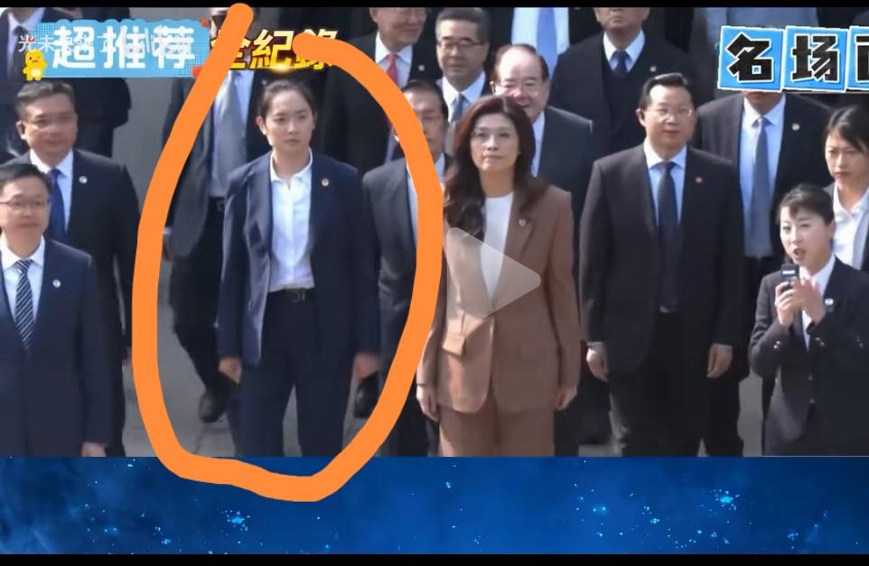 国民党主席郑丽文身边这位美女保镖寸步不离、眼神犀利，这职业素养绝对不是盖的。像我