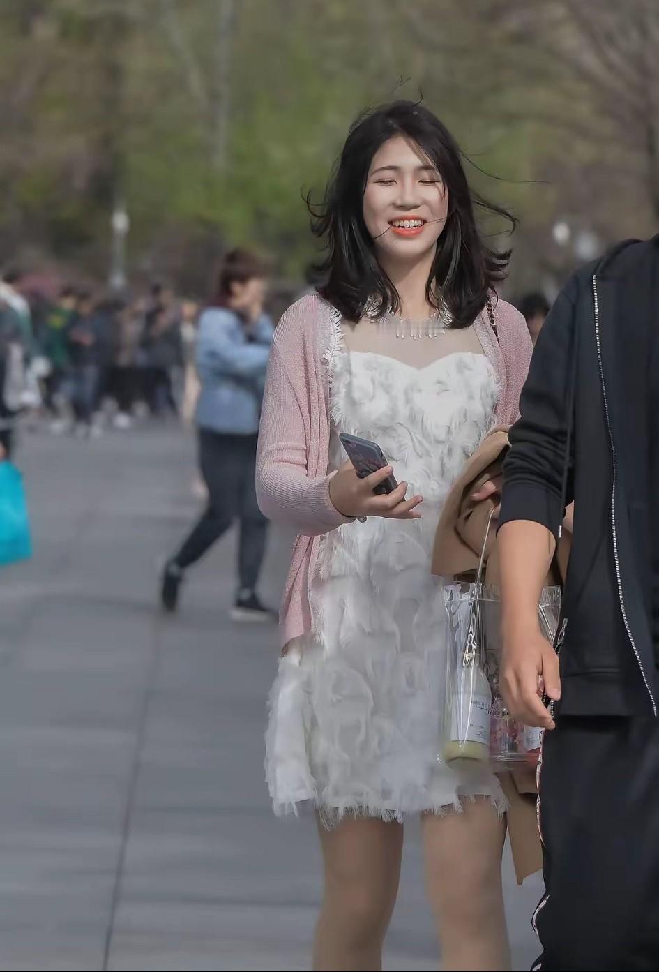 原本挺漂亮的女孩，结果拍成了小日子毒苗的姊妹，精神有些不太对劲。