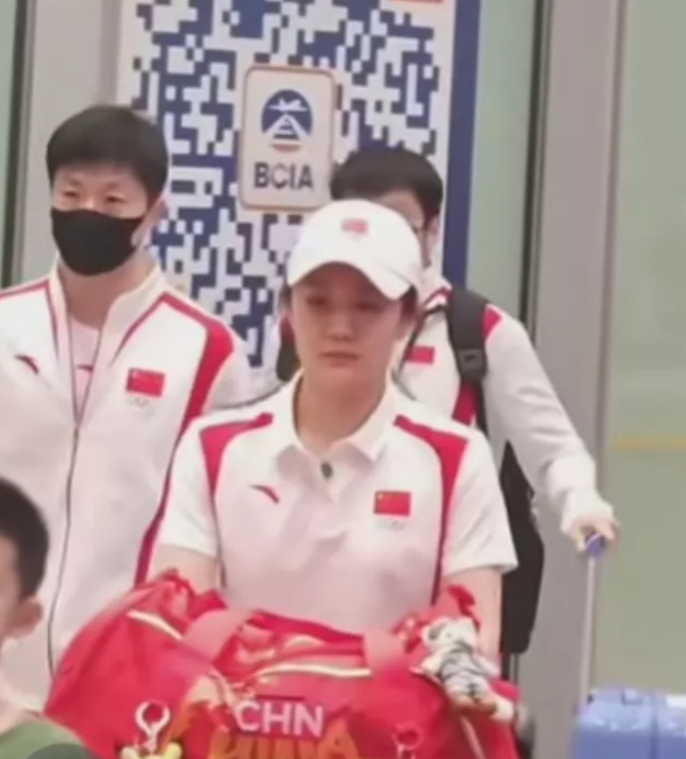 去年巴黎奥运结束后陈梦回国落地北京机场，去接机的粉丝很多，运动员们都戴口罩。就陈