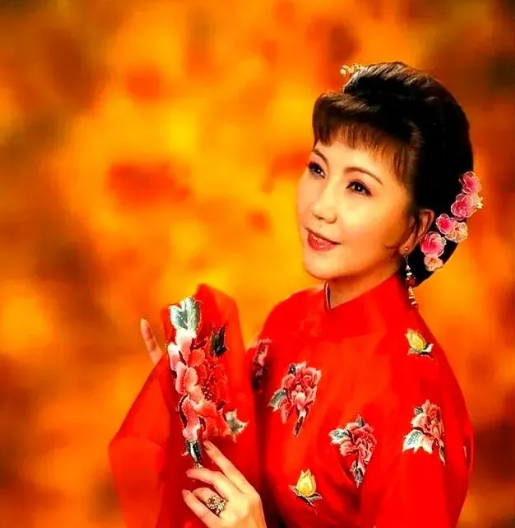 沪剧演员朱俭突发脑溢血去世了，只有50岁。有人说他是著名演员茅善玉的老公，两个