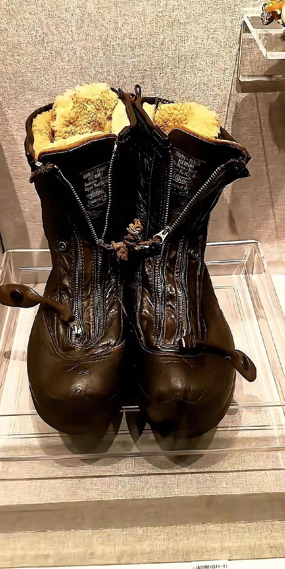 那年冬天，志愿军在长津湖从一个冻死的美军士兵脚上脱下了一双军靴。厚皮、沉甸甸，底