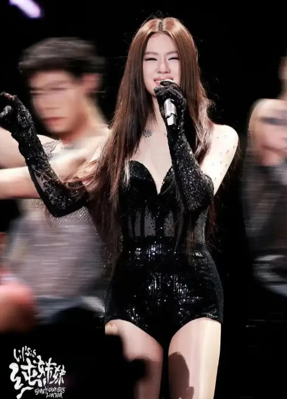 为什么越来越人讨厌单依纯了？第一，外貌长相变得油腻，曾以清新邻家形象走红的