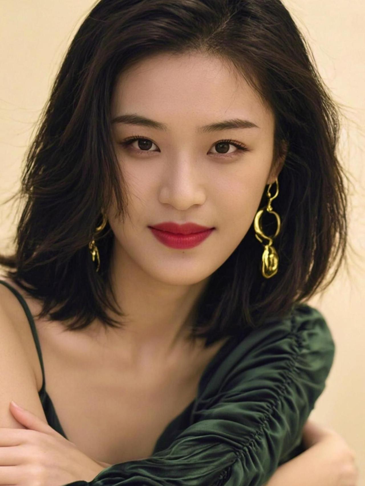 这自拍效果绝了，我怀疑手机偷偷报了摄影班！美颜一开，我就是整条街最靓的“谜”～别