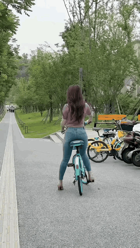 这种牛仔裤搭配高跟鞋，确实很好看，显身材比例好[赞]