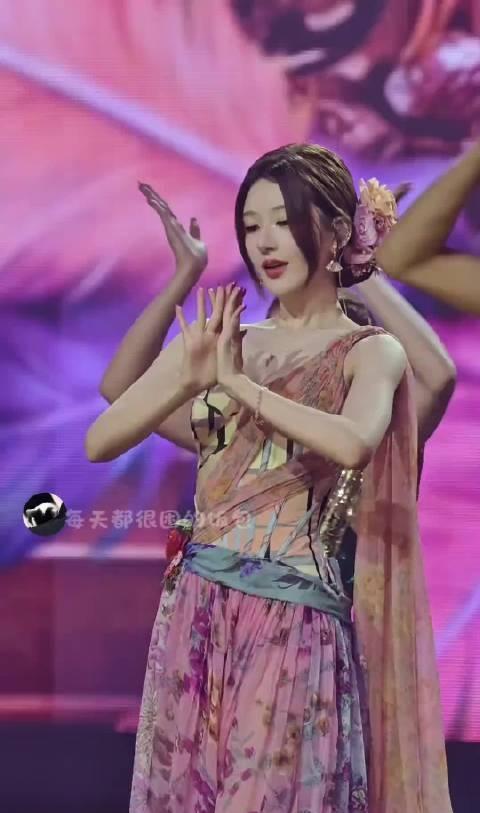 赵露思算不算内娱小花里的先行者？感觉她这一开演唱会，像是给其他小花打开了新思路。