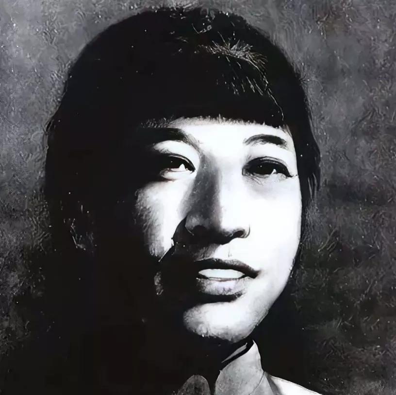 1928年秋，湖南桑植刑场。人群死寂，刽子手剥光一名女子的衣裳，将她四肢绑在木桩