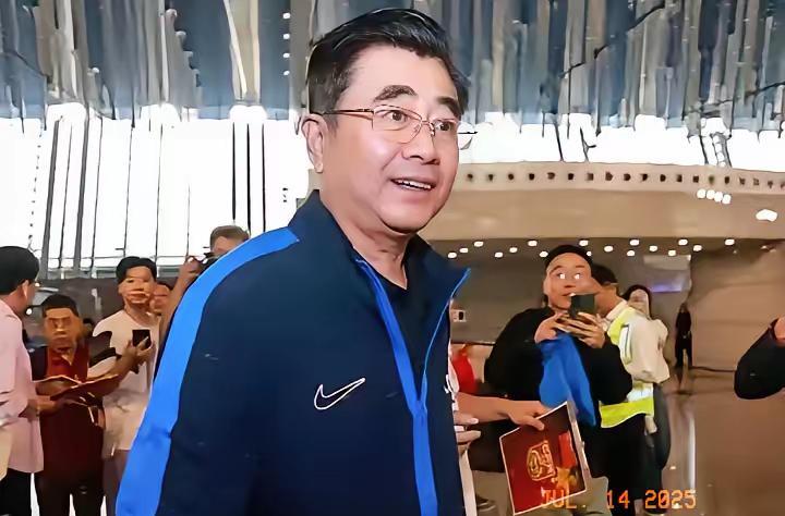 球迷动手断男足的粮了！拒绝购买赞助商商品的声音渐起。最该行动的足协和男足本身