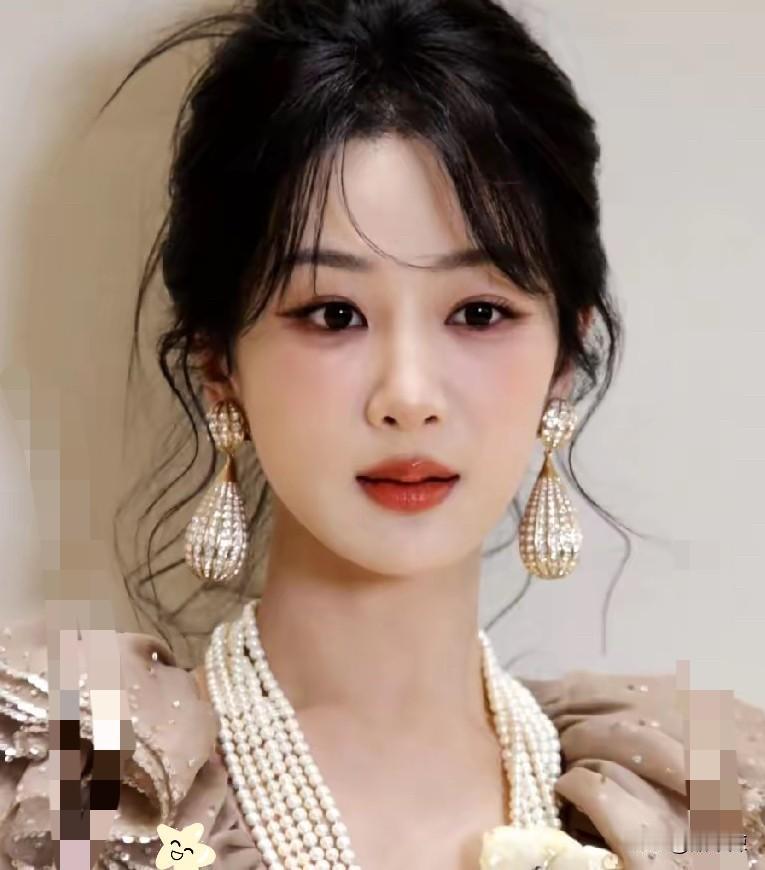 我给奶奶看了杨紫的照片，我奶奶沉默了一会，突然说了一句话，她说这姑娘工作上肯