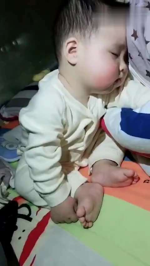 超萌宝宝坐着打瞌睡(bisi.tv) 已达到逆天的境界