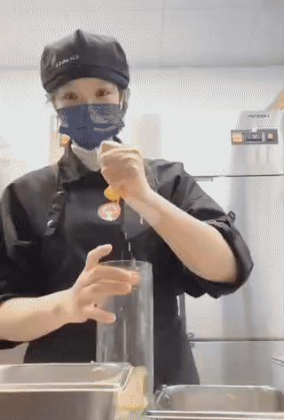 为蹭几十赞丢饭碗，霸王茶姬这波操作真不是傻是没数！福建漳州那名员工跟风“印