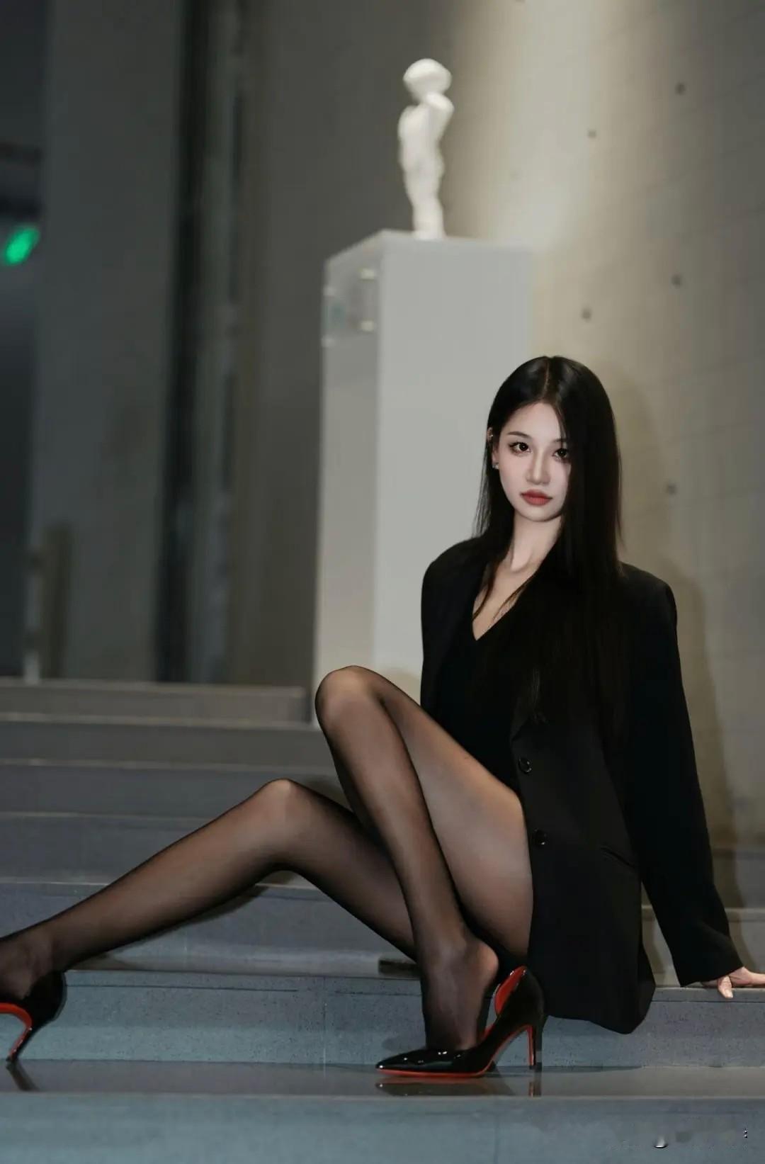 都市女郎的时尚穿搭，黑丝与高跟鞋的完美结合！有哪些女生日常好看穿搭可以借鉴怎么