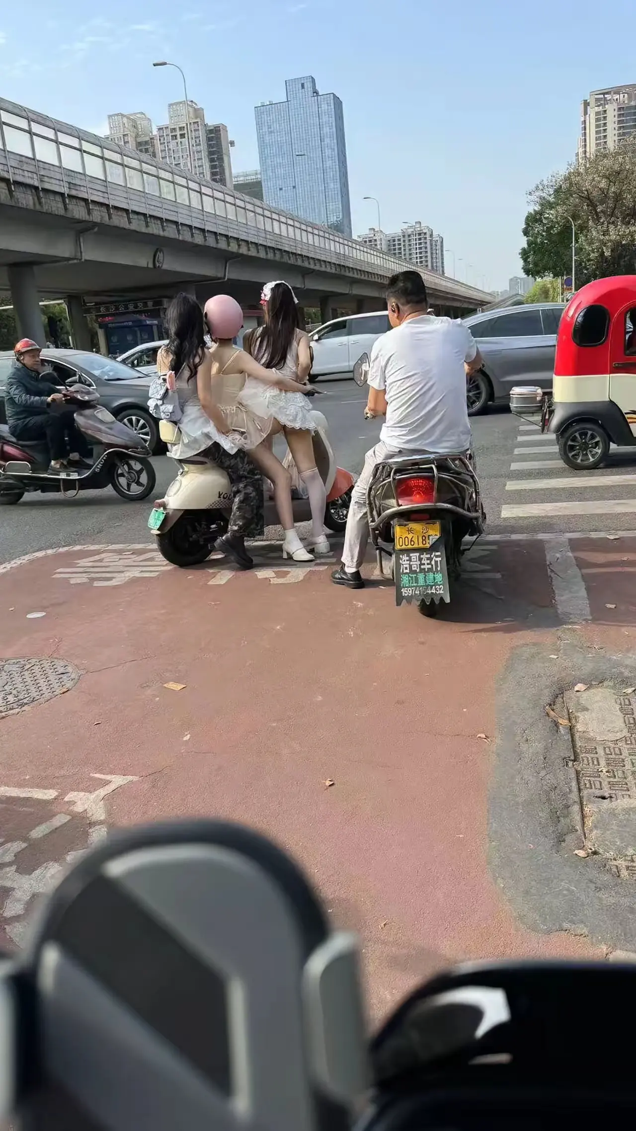 大哥骑车一定要戴头盔啊，不然眼珠子容易掉出来