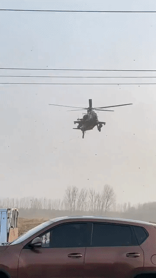 现在的“武直10”都这么接地气吗？竟然在田间地头，马路边上进行起降训练？武直