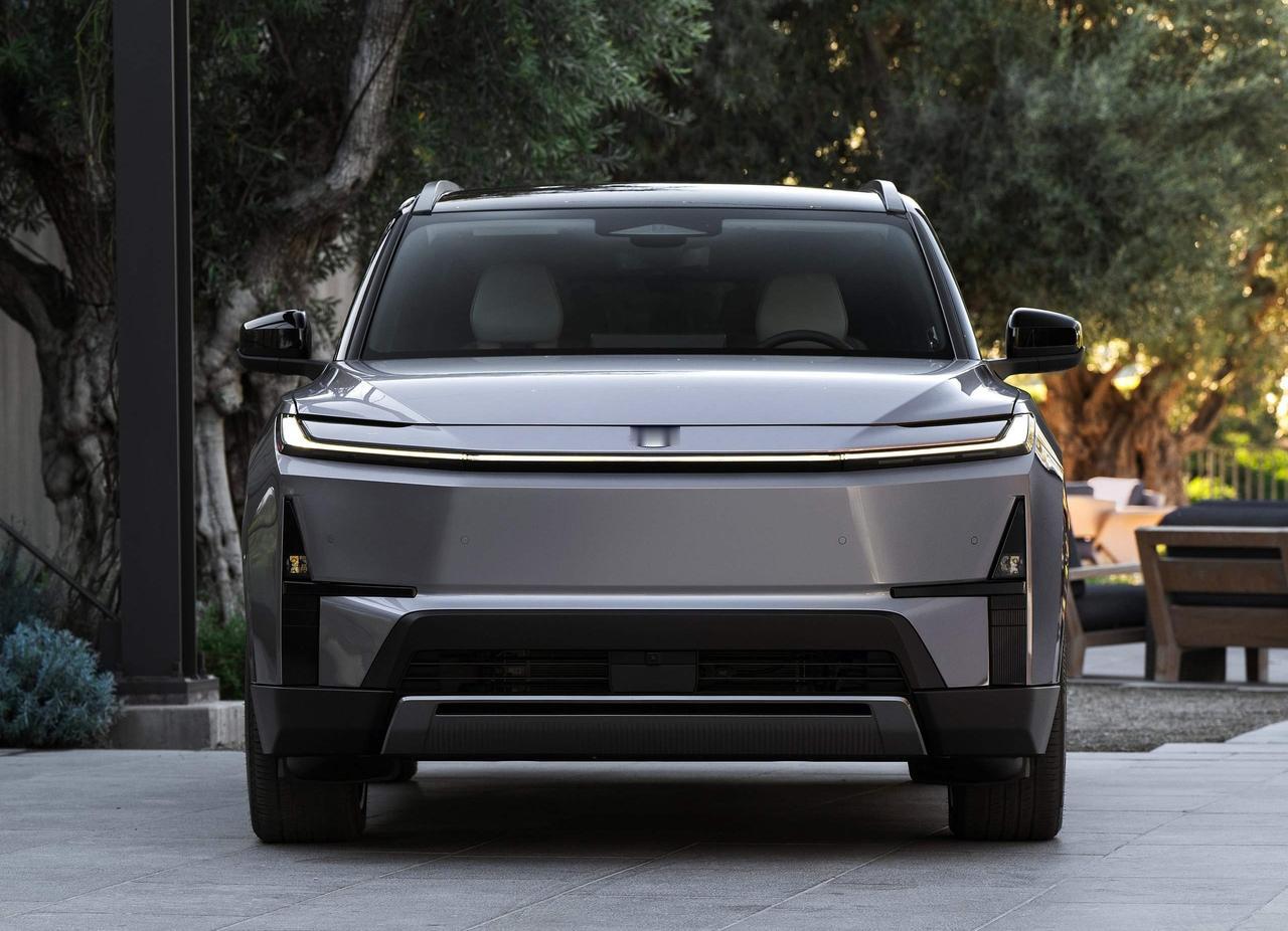 全新换代汉兰达来了。看着很“铂智”是不是？它确实是纯电动车型，完全有资格用这张