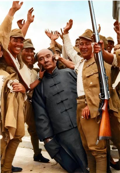 1937年11月12日,孙中山先生诞辰71周年纪念日,上海闸北公园内,日军士兵围