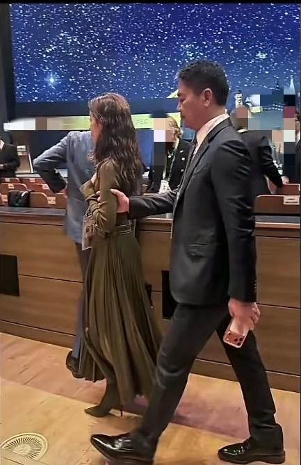 有意思，老板大强子跟妻子奶茶妹妹去国外参加重要会议，然后奶茶妹妹自顾自的一个劲儿