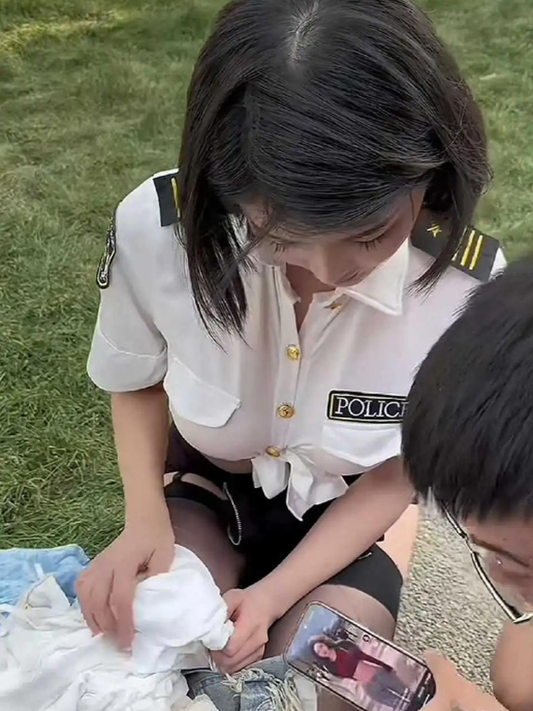 这发际线是有点明显呀….​​​