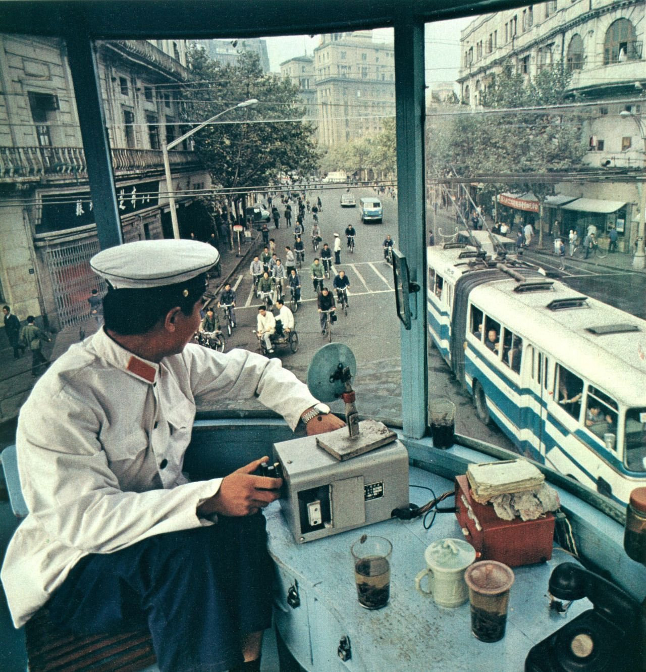 1980年，上海西藏路和南京路路口，交警岗亭内，手动切换红绿灯。