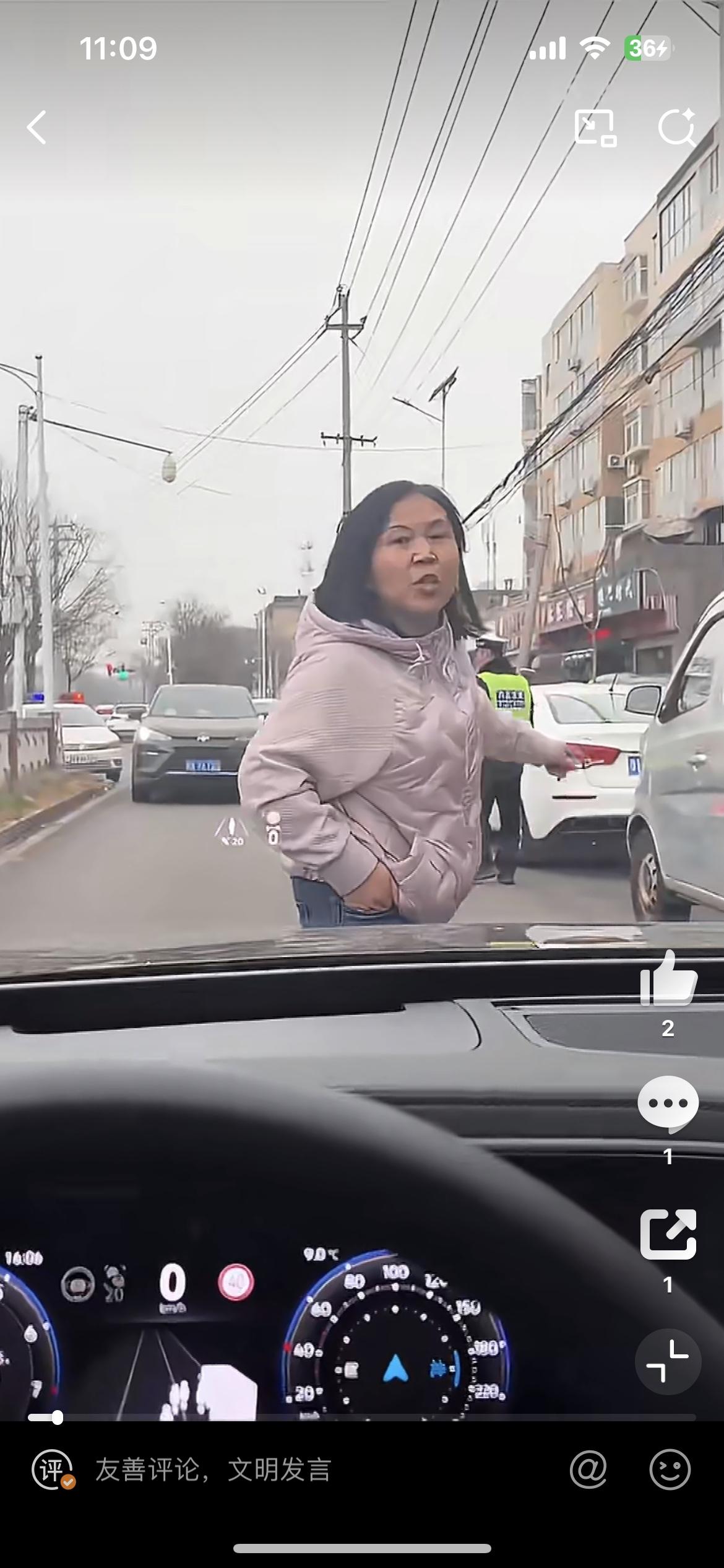 上班路遇到的奇葩母女，逆行堵路，拒不退让，交警来了说要扣分破防，直接肉身过来阻挡