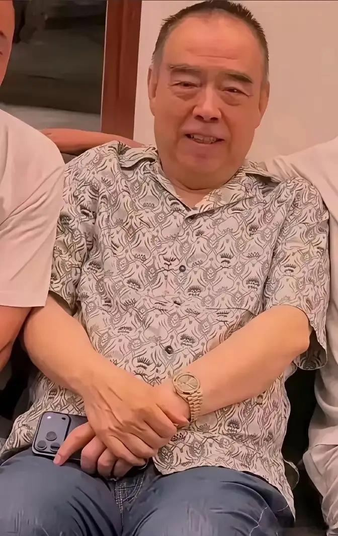 陈凯歌说，我现在老了，74了，平时就跟我老伴陈红在三亚住住。这边暖和，房子大，能看看海。过年孩子都过