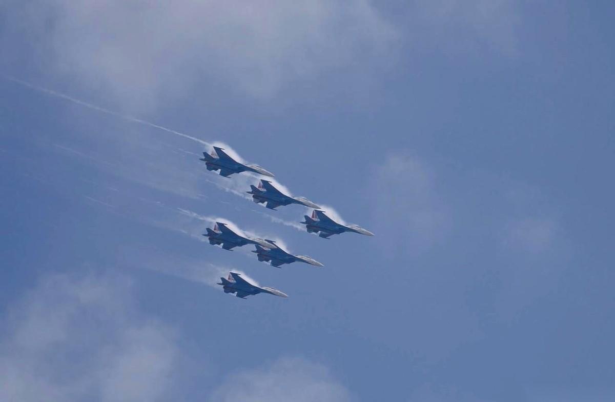 你知道那种“成长的烦恼”吗？不是青春期那种，是国家强大到自己都反应不过来的那种。