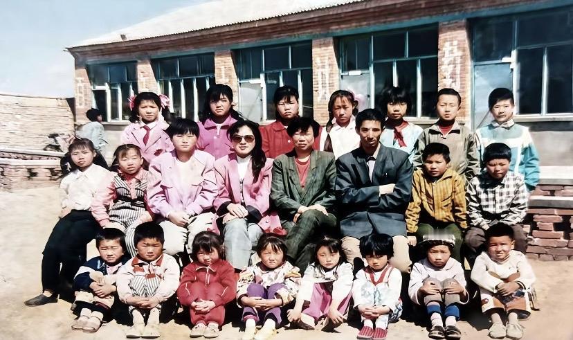 每个80后，应该都有一张这样的照片吧。80后的记忆80后的青春照