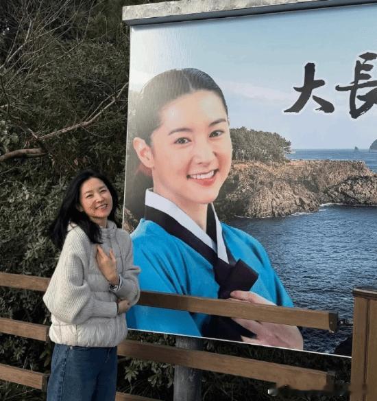 55岁李英爱重返韩神剧《大长今》拍摄地韩国演员李英爱时隔23年重返其代表作《大长