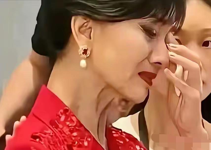 72岁赵雅芝疯赶9台春晚！凌晨4点化妆颈纹抢镜，网友吵翻：到底图啥？你敢信？