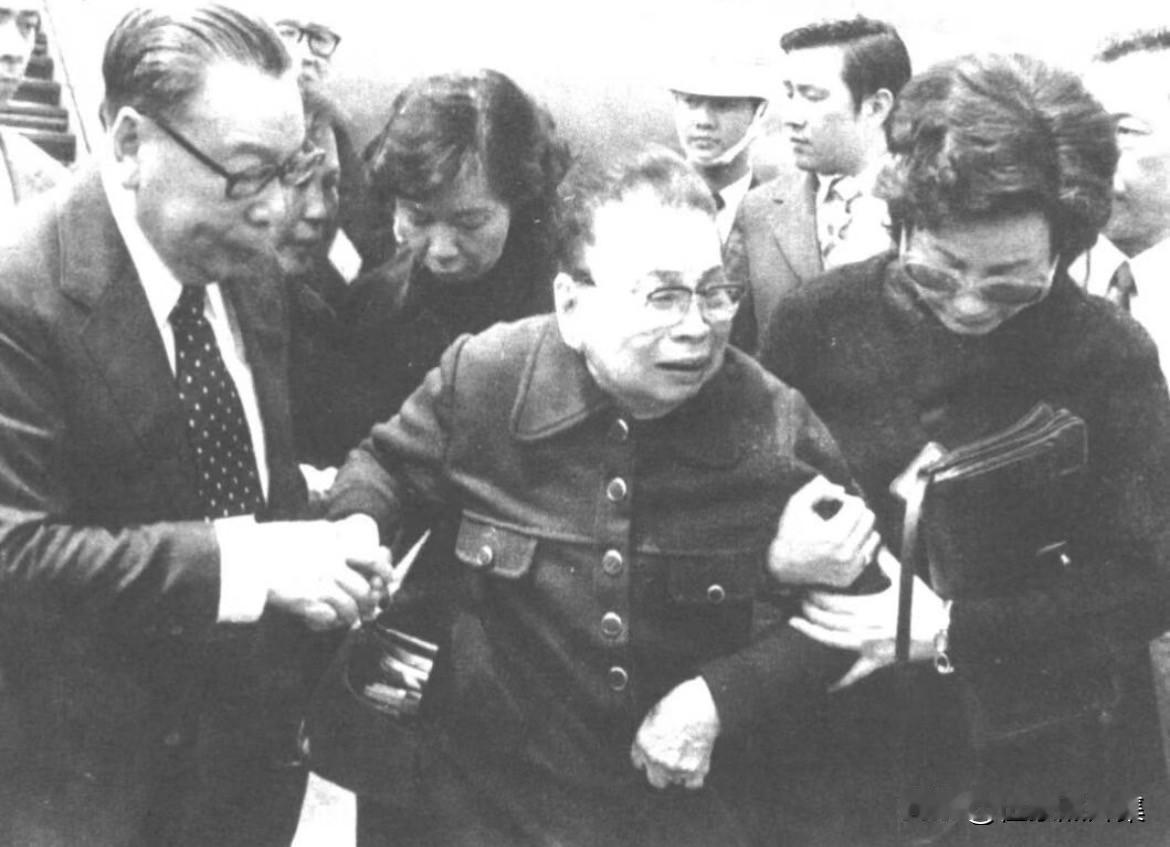 1976年3月26日，幽默大师林语堂在香港病逝，其灵柩运回台北时，其夫人廖翠凤在