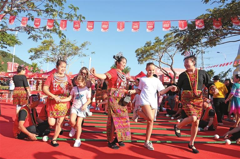 【老外扎堆广东过大年：入境游订单涨四成，这波流量接住了】这个春节，广东街头多了不