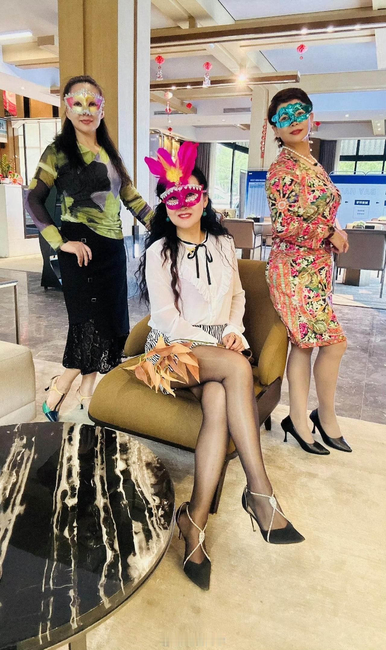 老阿姨觉得这样很时髦?许多阿姨50岁退休后,闲得发慌,看着每月按时到账的退休金