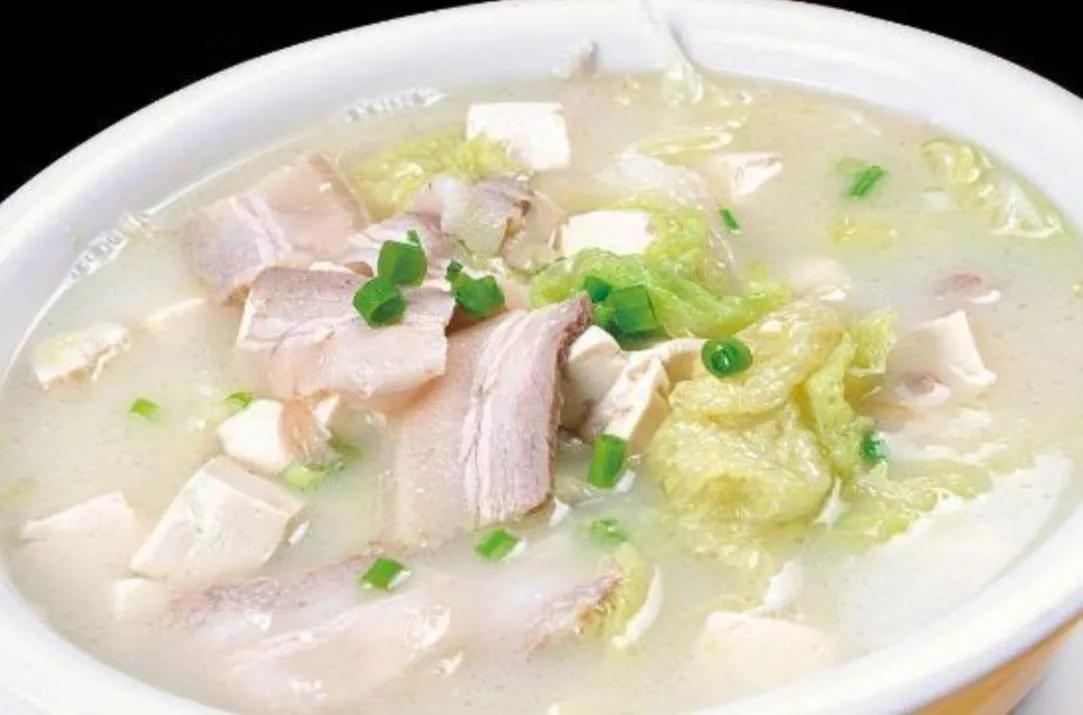 今天大雪，算了算，入冬以来，我们家三口人已吃掉七颗大白菜，每颗白菜差不多五六斤重