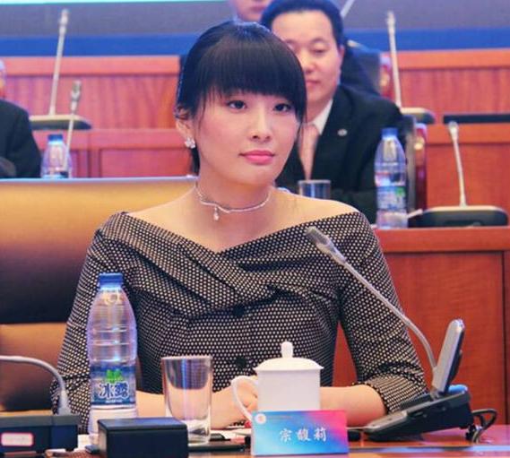 很多人不理解宗馥莉为什么只转走110万美元，明明账上有18亿。现在看来，这个
