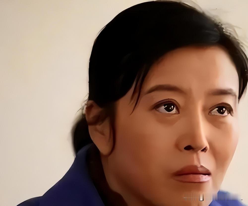 2002年，32岁的孙红雷回到家，看到43岁的女友丁嘉丽蓬头垢面，心中瞬间开始嫌