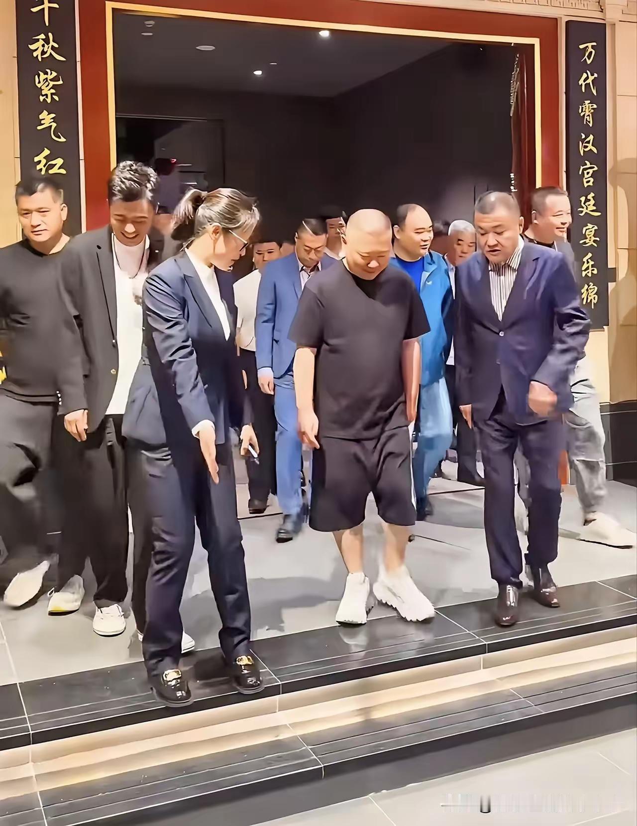 没人搀扶，不会走路