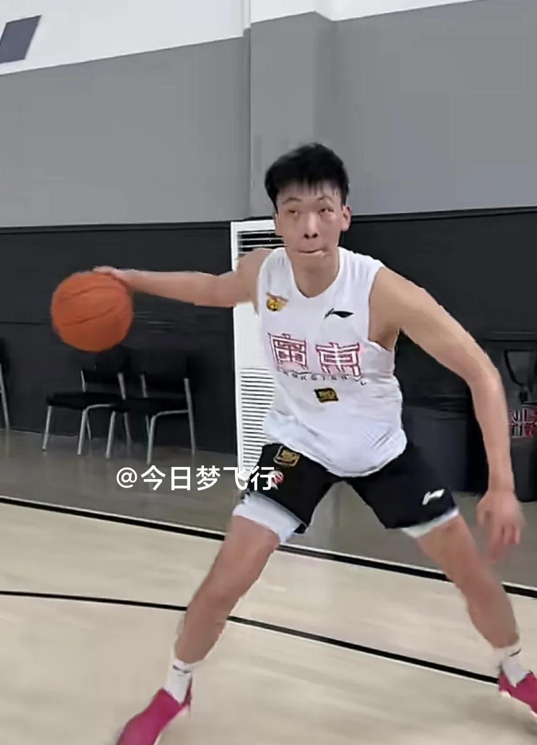 广东队球员张昊强化中投、底角技术训练！正在湖南长沙特训的张昊进行了持球突破、底