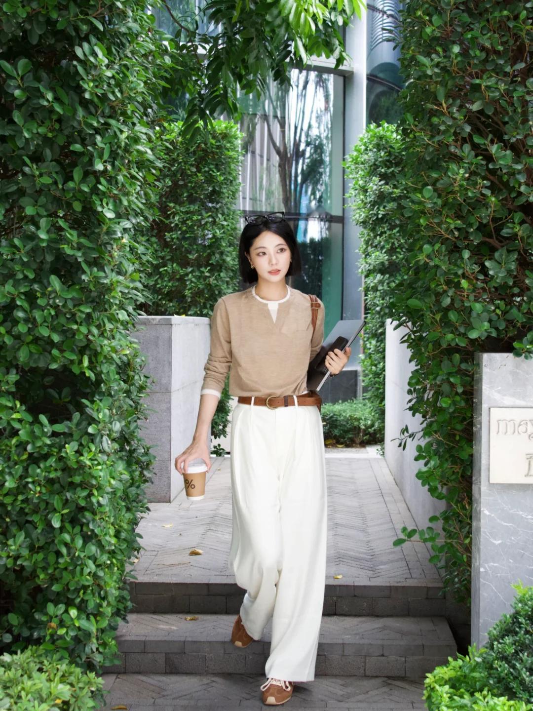 初夏高级感穿搭｜咖啡色假两件+白醋酸裤yyds✨谁懂啊家人们！初夏不想费力搭