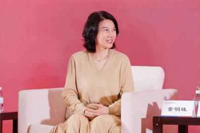 对于董明珠时不时公开“内涵”小米，有网友问小米公关部总经理王化能不能硬一点，他回