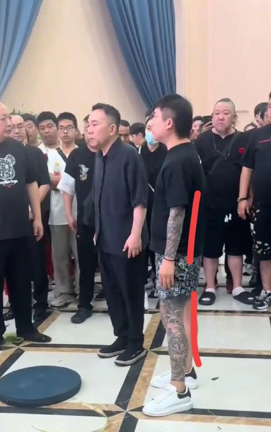 杨少华先生葬礼现场，杨议身边那个穿短袖短裤，露着胳膊和腿上纹身的人是谁？是杨少华